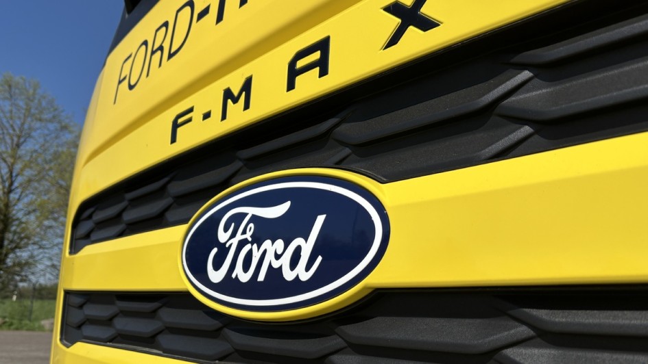 Ansicht des neuen Ford-Logos am Kühlergrill des neuen Ford F-Max