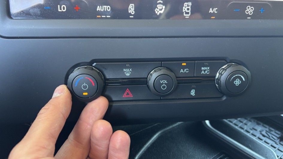 Ansicht der anlogen Drehregler für Heizung, Lüftung und Lautstärke