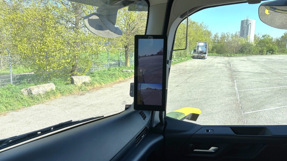 Ansicht des digitalen Kamerasystems auf der Beifahrerseite mit Haltearmen und Displays