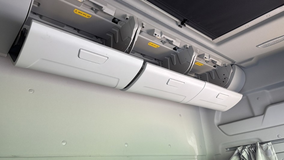 Ansicht der Staufächer an der Kabinenrückwand die sich beispielsweise für Kleidung eignen