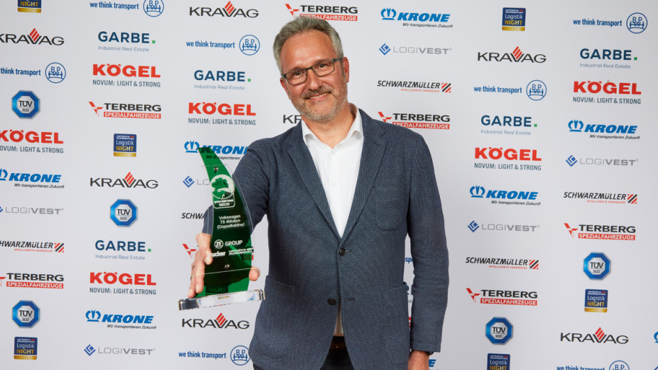 Karl-Heinz Krautwald von Volkswagen nahm auf der Logistik Night 2023 den Preis für Green Light Truck entgegen.