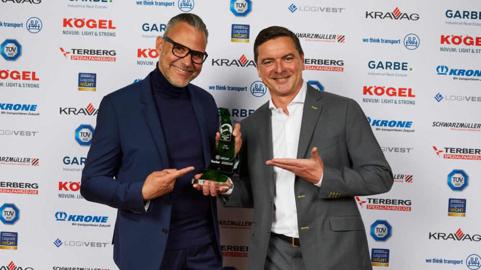 Marc Deckenbrock und Thorsten Söth von DAF freuten sich über die Auszeichnung "Green Truck 2023".