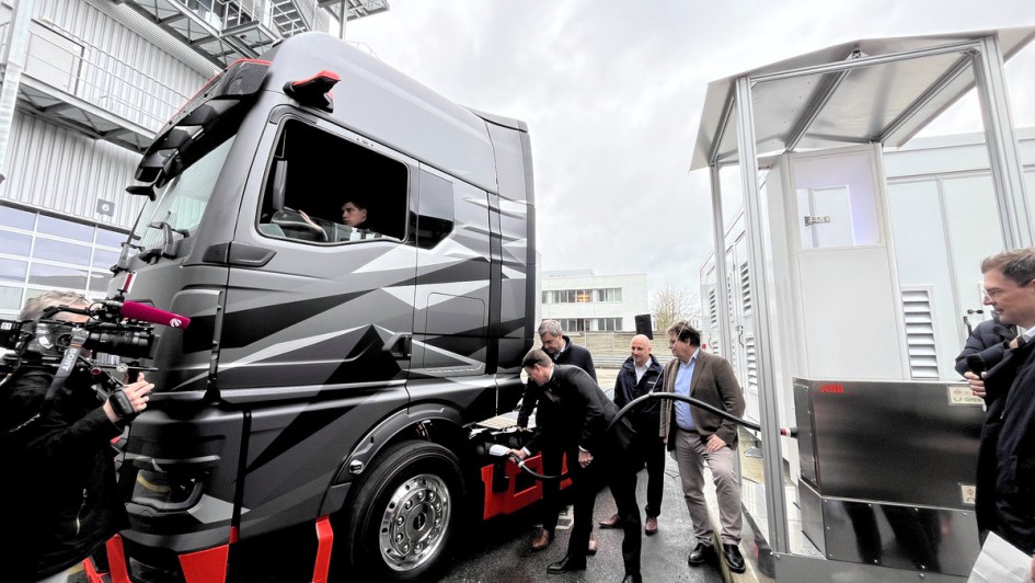 Der CEO von MAN Trucks&Bus demonstriert erstmals das Megawatt-Charging