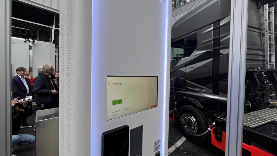 Ein MAN eTruck wird mit ABB Megawatt-Charging geladen und sit schon bei 56%