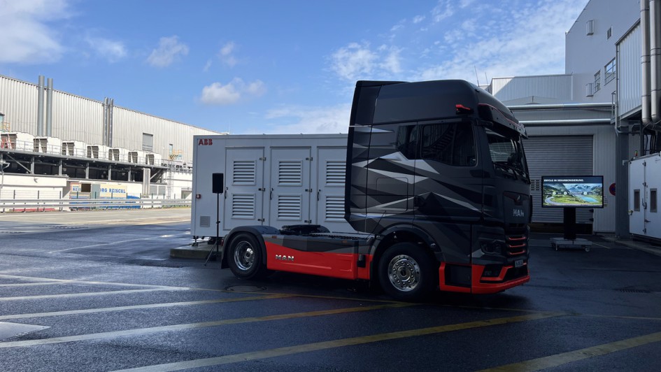 Ein MAN eTGX neben dem Prototyp einer ABB Megawatt Ladesäule