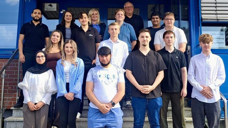Am 1. August starten zwölf junge Menschen ihre Ausbildung bei NIAG: v.l.n.r.: Reihe unten, Intissar Lashab (Kauffrau für Büromanagement), Sophia Lorena Maier (Kauffrau für Büromanagement), Leonardo De Pinho Rocha (Berufskraftfahrer), Tobias Wirth (Kfz-Mec