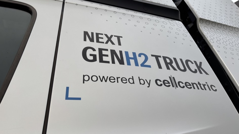 Foto des Schriftzuges "NextGenH2-Truck" an der Seite des Testfahrzeugs 