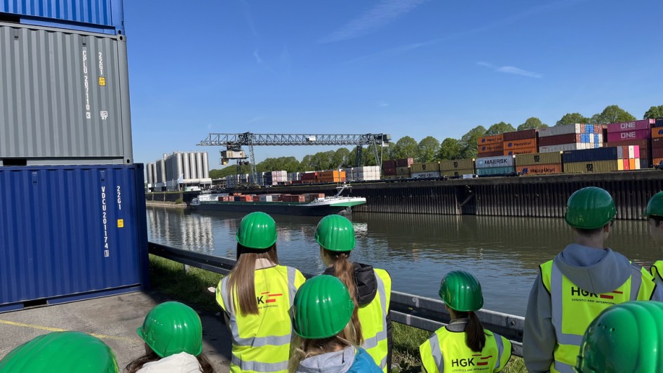 Binnenschiff wird von den Kindern am Girls Day betrachtet