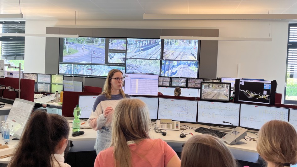 viele Bildschirme in der Netzleitzentrale in Kendenich 