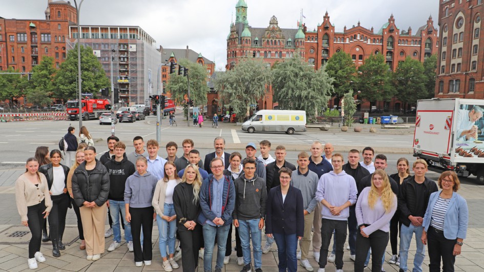 Gruppenfoto der Auszubildenden der Hamburger Hafen und Logistik AG