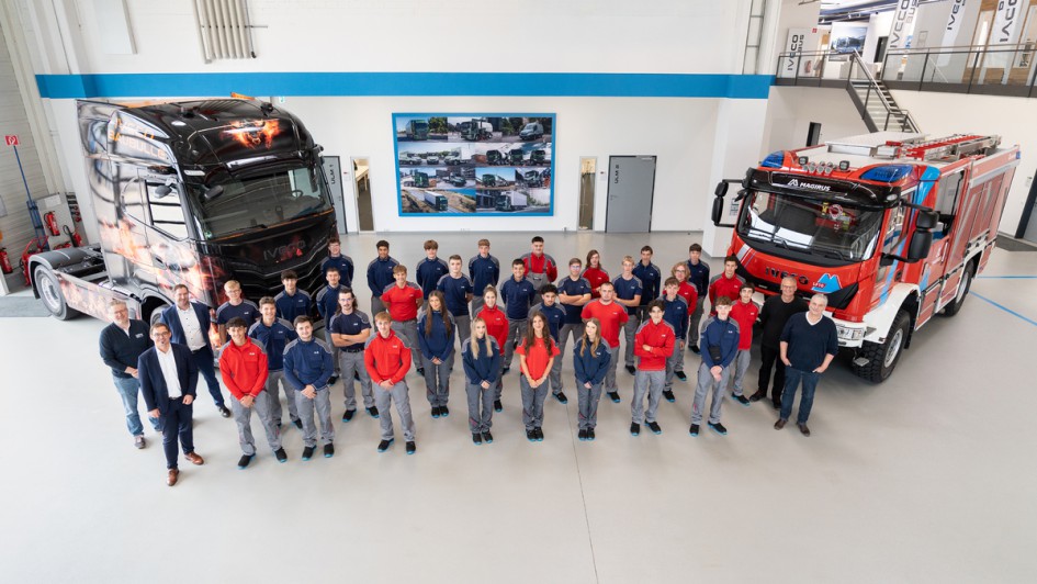 Ausbildungsstart bei Iveco - Gruppenfoto der Azubis