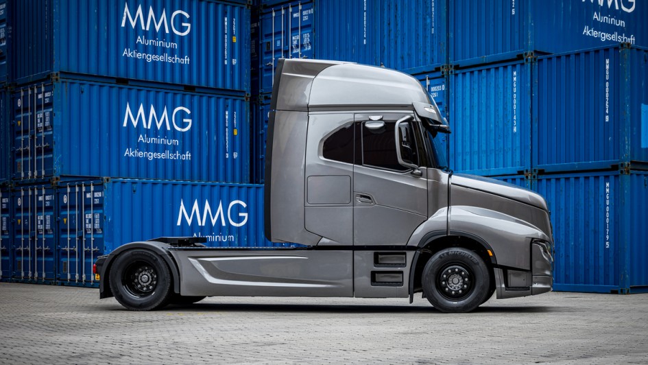 Seitliche Ansicht im Profil des neuen Iveco Strator. Die zweiachsige Sattelzugmaschine parkt in einem Containerpark 