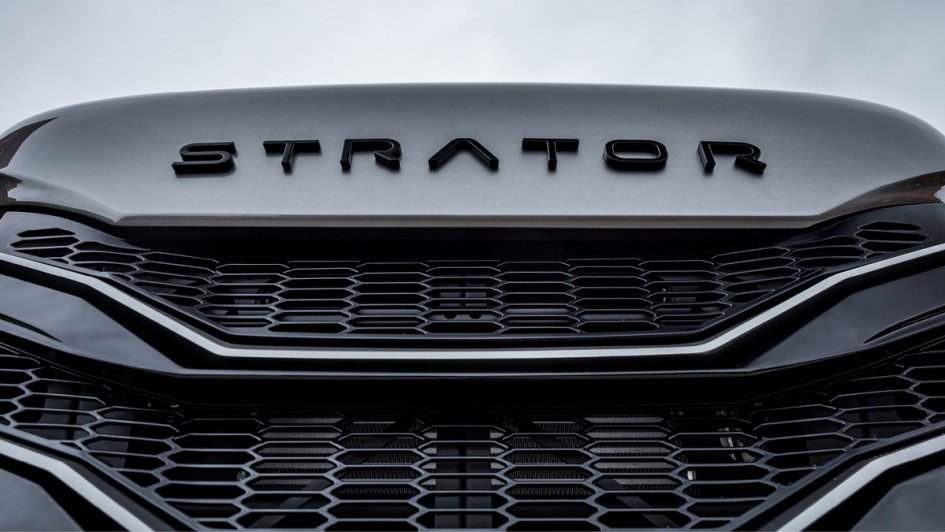 Dynamische Nahaufnahme des Strator-Schriftzuges an der Front des Iveco Strator 