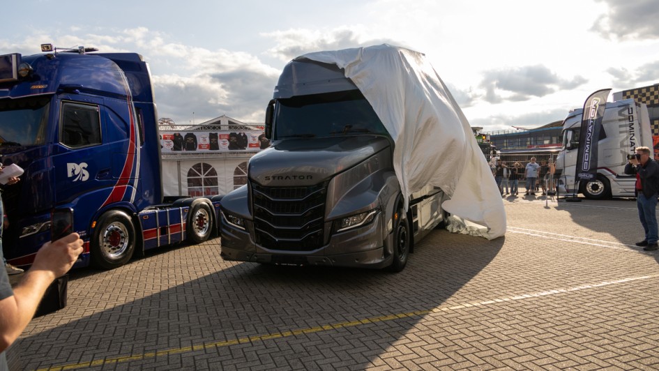 Der neue Iveco Strator bei seiner offiziellen Präsentation auf dem diesjährige Truckstar-Festival. Vom Fahrzeug wird gerade der letzte Schleier gelüftet