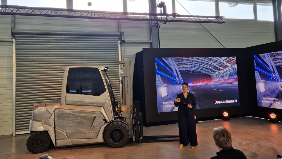 Nadine Despineux zeigt auf den Jungheinrich Pressetagen in Hamburg 2026 die Hochvolt-Studie Falcon