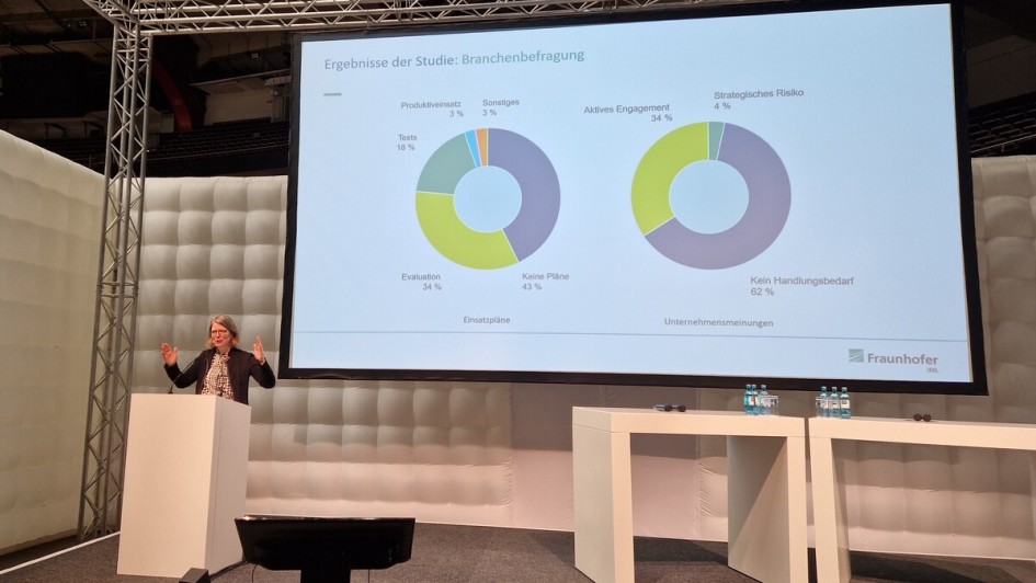 Professor Alice Kirchheim auf der Bühne des Materialfluss Kongresses
