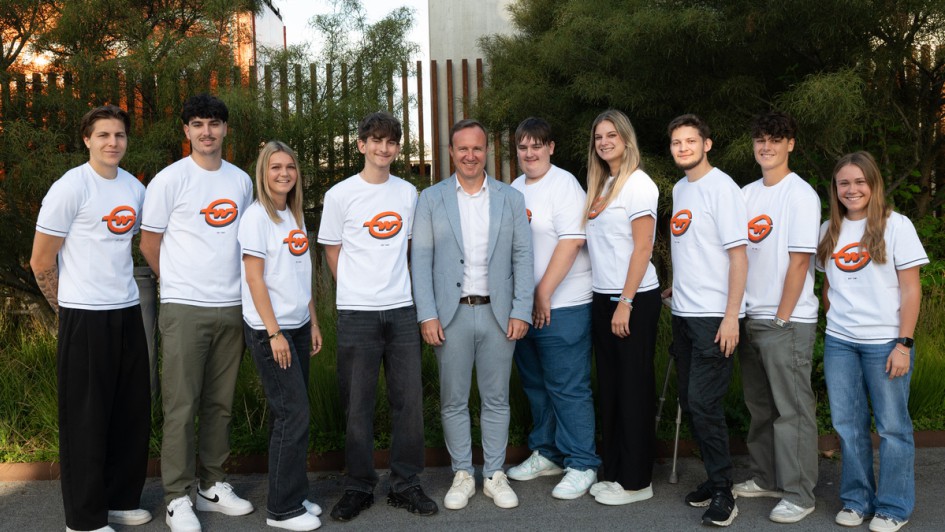 Die neuen Lehrlinge von Gebrüder Weiss in Vorarlberg. Sie wurden am Standort Lauterach begrüßt von Stefan Oberhauser (Mitte), Niederlassungsleiter Land & Logistik Vorarlberg.