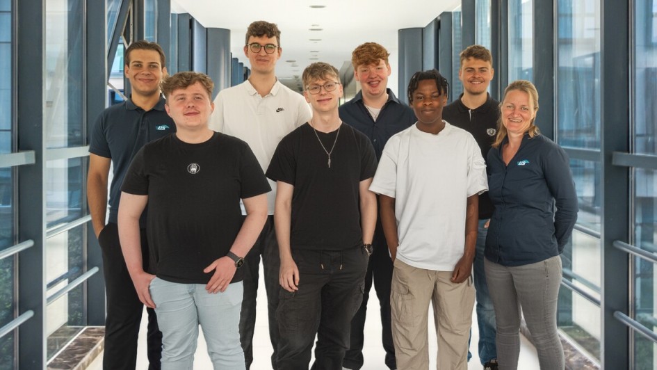Vier Auszubildende haben am 3. August 2026 ihre Ausbildung beim Grevener Softwarespezialisten LIS begonnen. 