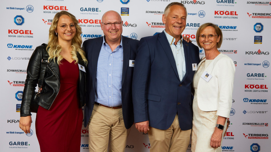 Lisa Fliegl, Michael Abendroth, Helmut Fliegl und Margit Fliegl von Fliegl Fahrzeugbau (v.l.n.r.)