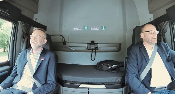 Dr. Schönberger im Logistik-Taxi mit Gerhard Grünig