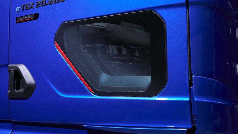 Blick auf das neue Seitenfenster in der Beifahrertür des neuen MAN TGX