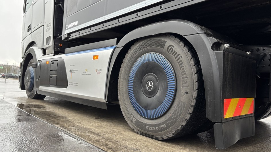 Blick auf die neuen seitlichen Rahmenabdeckungen. Neben einer verbesserten Aerodynamik sollen diese auch die Wasserstofftanks im Falle eines Unfalls zusätzlich schützen