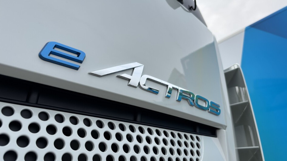 Ansicht des eActros-Logo an der Front des eActros 400