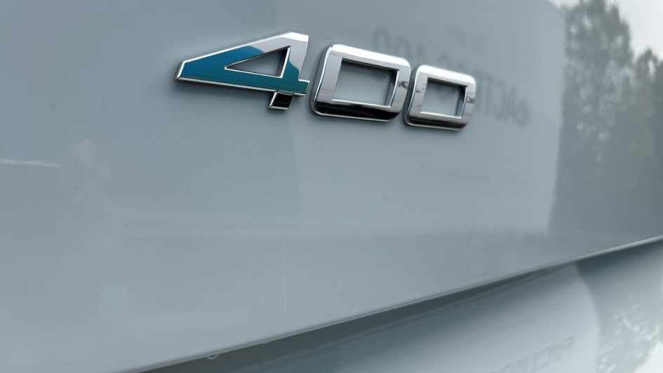Foto des Schriftzuges "400" an der Fahrertür des Mercedes-Benz eActros 400