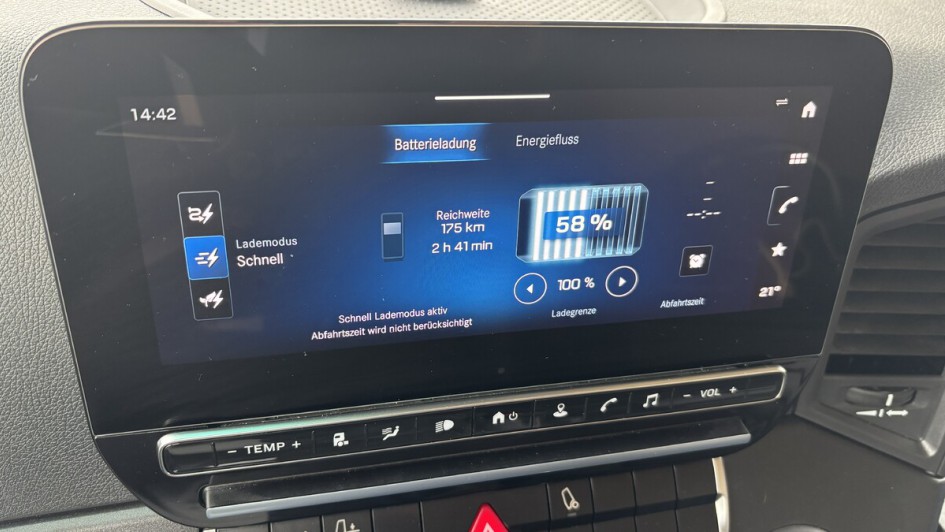 Ansicht des Sekundärdisplays in der Mittelkonsole des Mercedes-Benz eActros 400