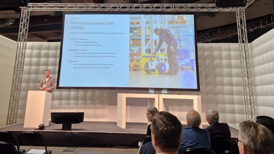 Rhenus-Vorstand Stephan Peters auf der Bühne des Materialfluss Kongresses