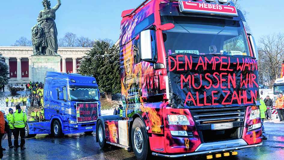 Demonstrierende Lkw auf der Theresienwiese in München