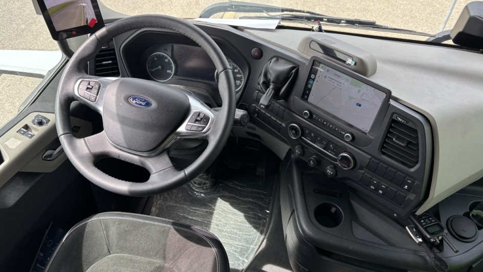 Cockpit eines Ford F-Max mit Lenkrad, Display und Kameramonitor