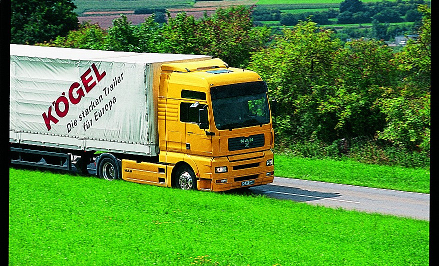 Ein gelber MAN TGA aus der seitlichen Vogel-Perspektive