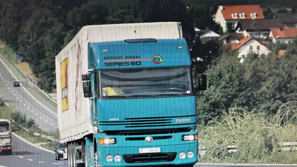 Ein Skoda Xena auf einer hügeligen Autobahn. Das Fahrzeug präsentiert sich in grüner Lackierung 