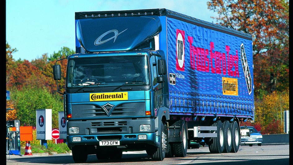 Ein Foden Alpha 3000 auf einem Parkplatz. Die in blau lackierte Sattelzugmaschine hat einen in gleicher Farbe lackieren Auflieger im Schlepptau 