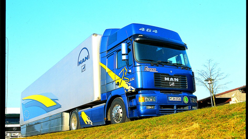 Ein MAN F2000 mit passendem Sattelauflieger parkt auf einem Parkplatz