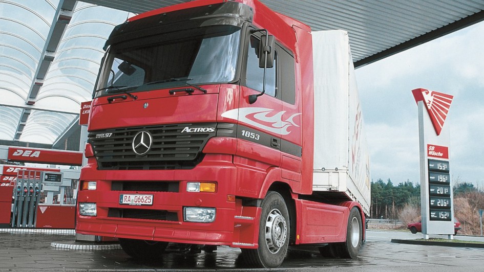 Ein in Rot lackierter Mercedes-Benz Actros 1853 MegaSpace an einer Tankstelle