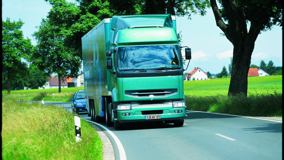 Ein grüner Renault Premium bei der Fahrt über die Landstraße