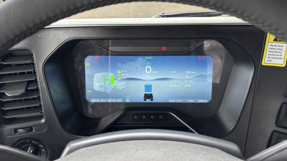 Ansicht es ditgitalen Zentraldisplays hinter dem Lenkrad des Sany e263 4x2 