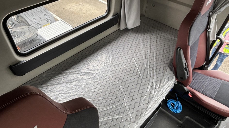 Blick auf das Bett des Sany e263 4x2. Die neue Matratze ist noch in Schutzfolie verpackt