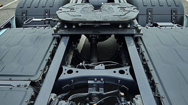 Blick auf die Sattelplatte und die Kardanwelle des Scania 45 R