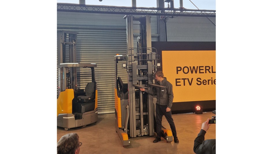 Jungheinrich Schubmaststapler ETV 4i auf der Fachpressekonferenz in Hamburg