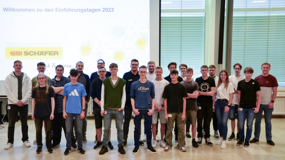 Gruppenfoto der Auszubildenden bei SSI Schäfer