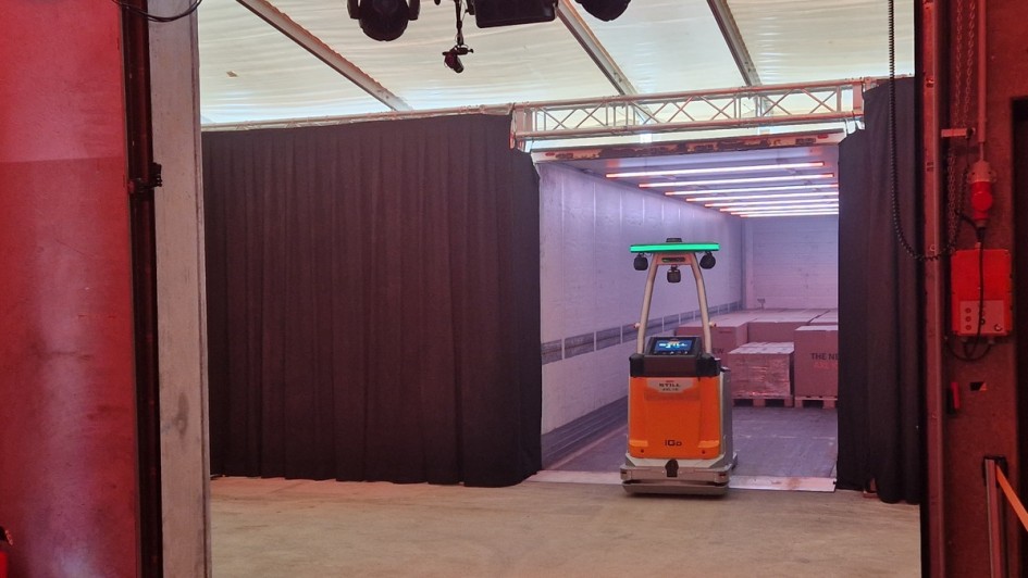Autonomer Niederhubwagen AXL 15 iGo fährt in einen Trailer ein