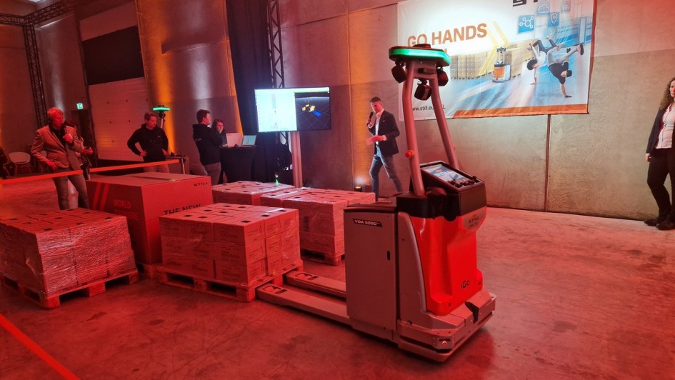 Autonomer Niederhubwagen AXL 15 iGo von Still nimmt eine Palette auf