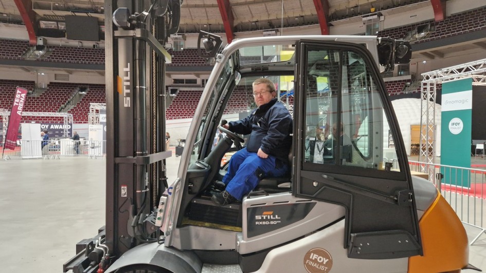 Kleinwüchsiger sitzt im umgebauten Still Stapler