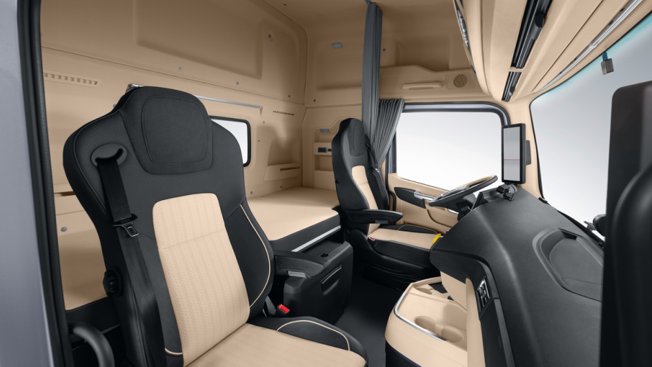 Blick in das Fahrerhaus des Superpanther eTopas 600, mit Bett, Kühlschrank und Beifahrersitz