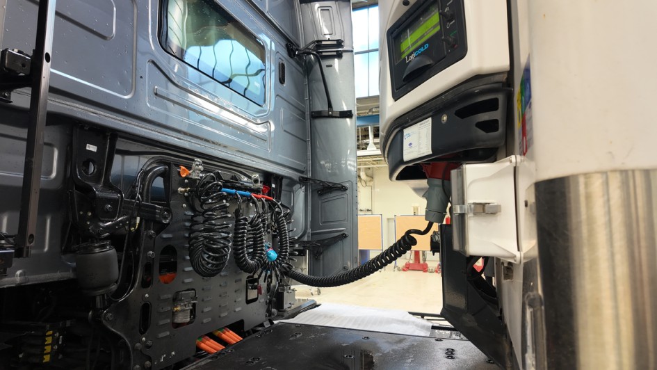 Ansicht der Steckverbindung an der Rückseite der Kabine über den sich externe Verbraucher bis zu sich bis zu 20 kW aus den Fahrbatterien entnehmen könnenentnehmen 