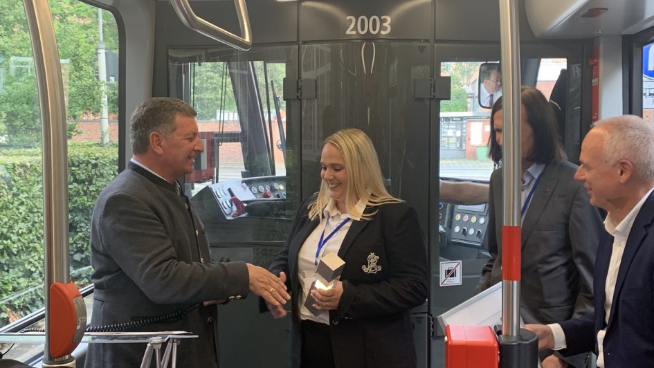 Den Preis Logistik ist weiblich 2024 in der Kategorie "Strategie" nahm Susann Eiserloh für das Unternehmen VCA Logistik + Services entgegen