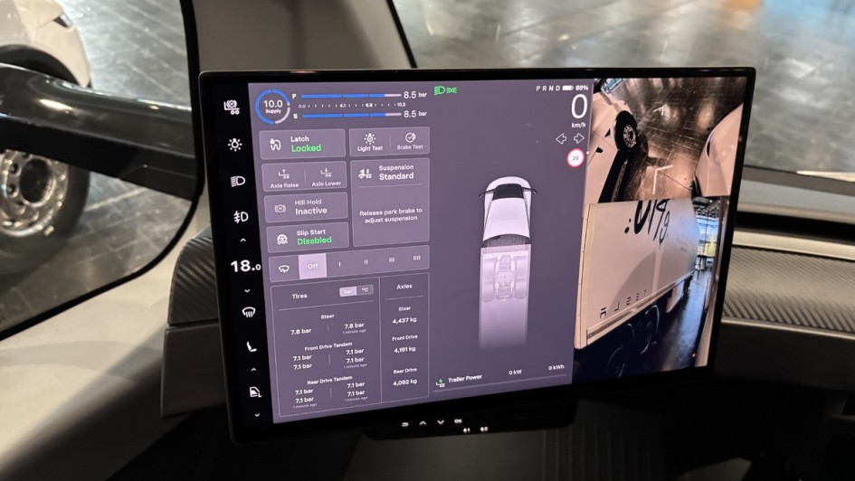 Nahansicht des linken Touchscreens neben dem Lenkrad des Semi. Unter anderem ist das Feld auf dem Bildschirm für das digitale Kamerasystem zu erkennen 